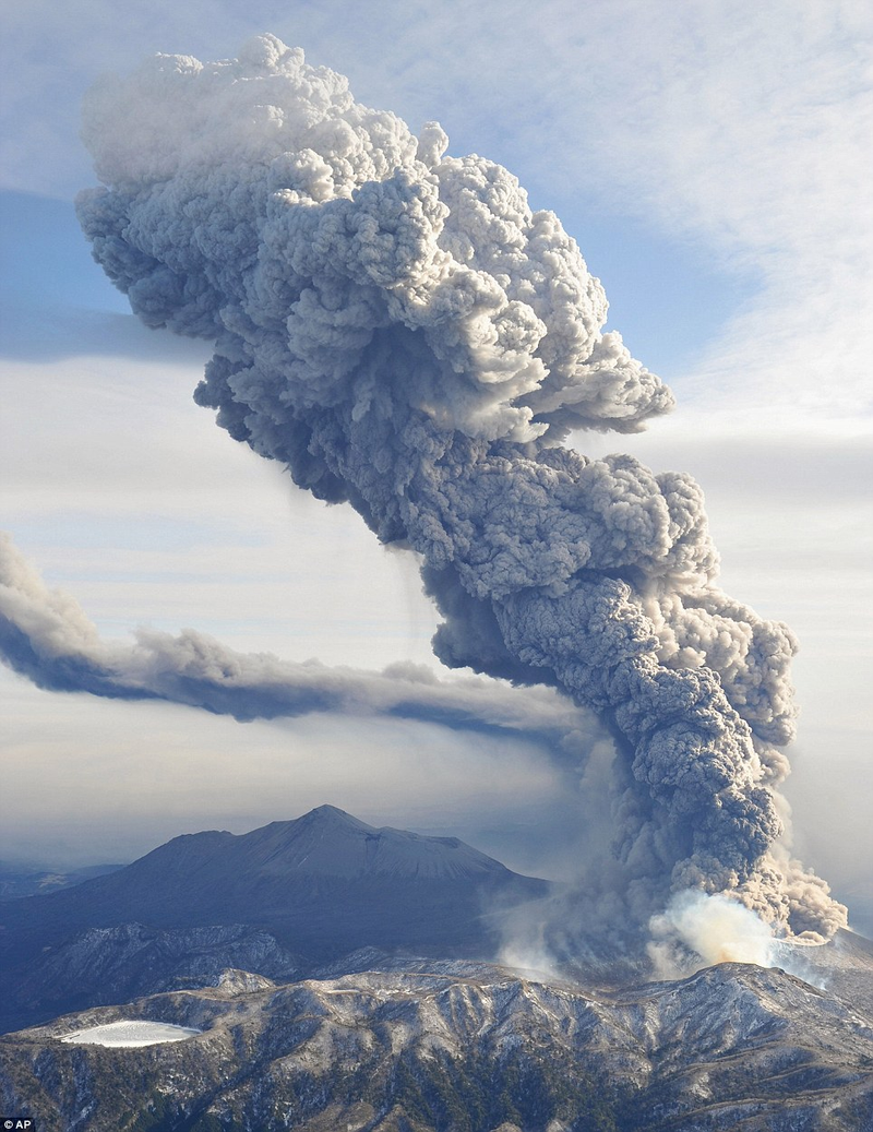 Illustration for article titled When Lightning Strikes Erupting Volcanoes